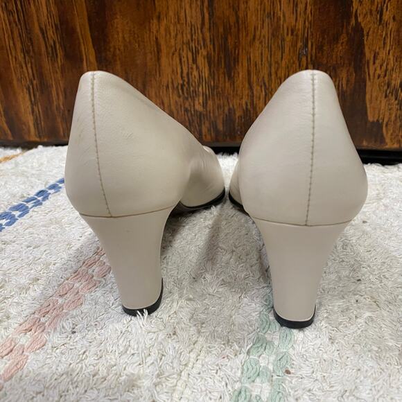 Easy Spirit Leather Heels Bundle Size 7 AAA Navy, Beige and White Low Heel Pumps - Picture 8 of 16